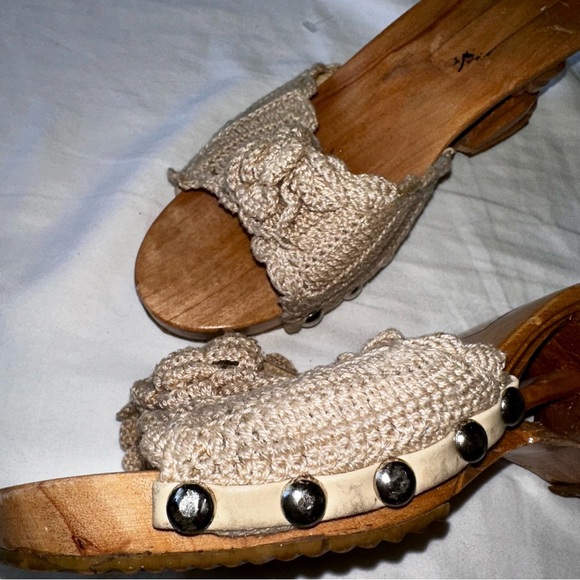 Betsey Johnson vintage wooden carved mules with crochet straps and grommets - Picture 5 of 7
